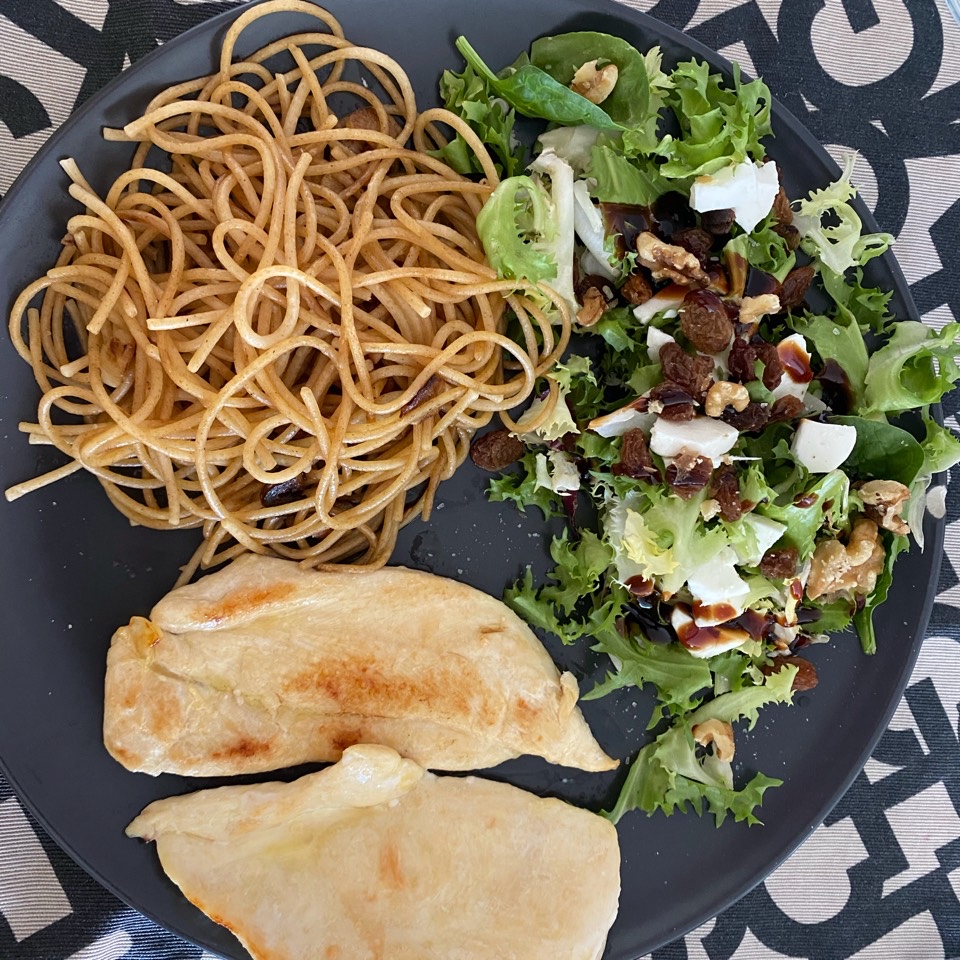 Espaguetis pollo y ensalada