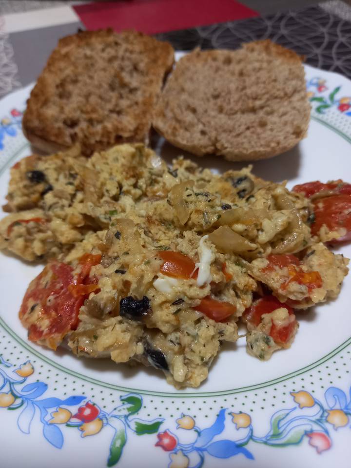 Tostadas de huevos revuelto con champiñón