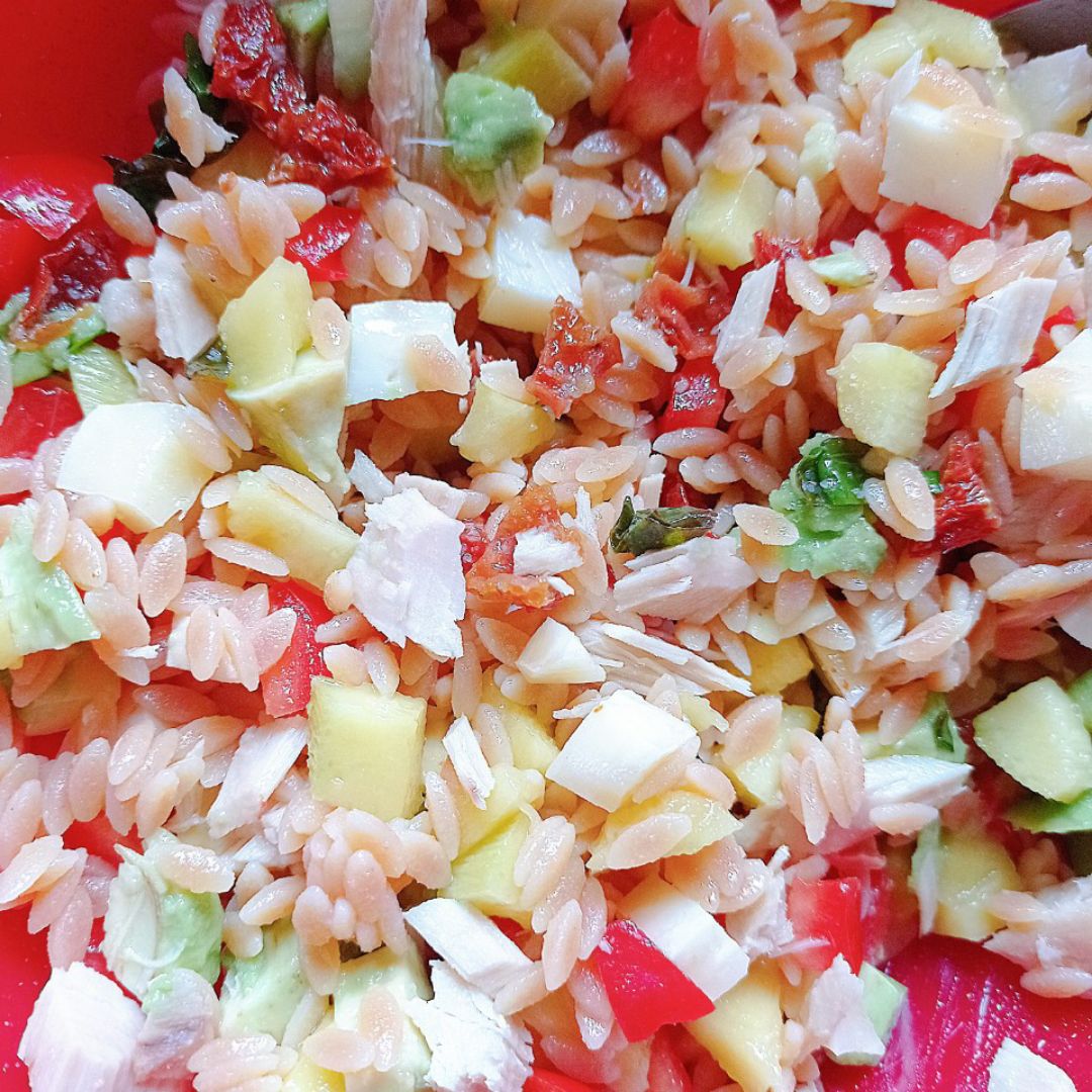 Rollitos de boniato 🍠 rellenos de ensalada de 🥭🍅🥑🫑🧀🌶️🌶️🌶️ Paso 4 Rollitos de boniato 🍠 rellenos de ensalada de 🥭🍅🥑🫑🧀🌶️🌶️🌶️ Paso 4