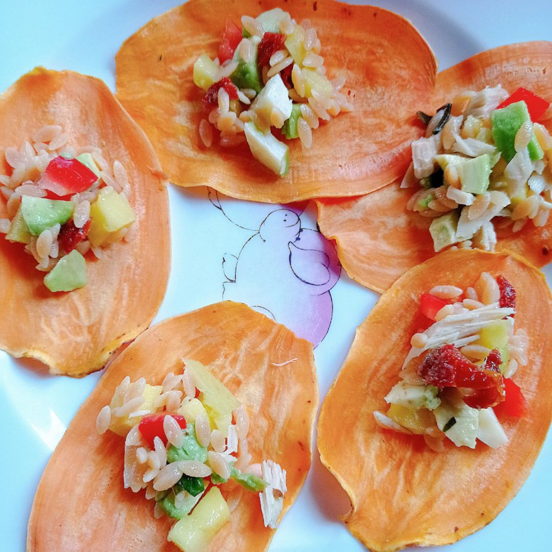 Rollitos de boniato 🍠 rellenos de ensalada de 🥭🍅🥑🫑🧀🌶️🌶️🌶️ Paso 5 Rollitos de boniato 🍠 rellenos de ensalada de 🥭🍅🥑🫑🧀🌶️🌶️🌶️ Paso 5
