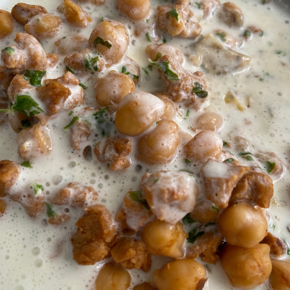 Berenjena asada con garbanzos crispy y salsa de yogur