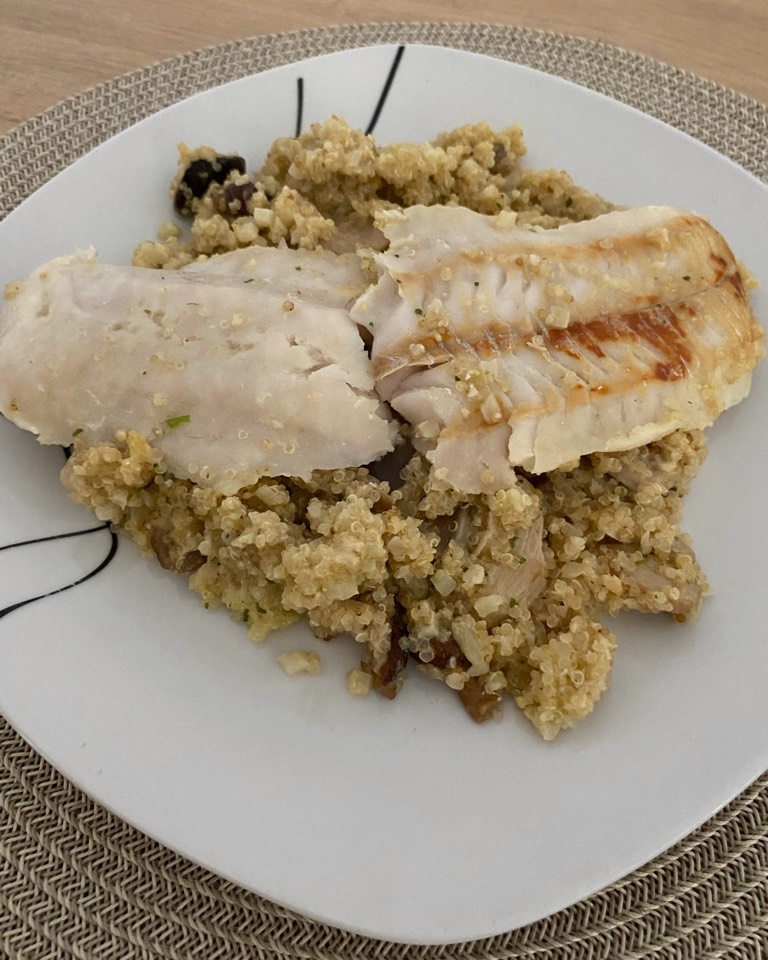 Quinoa y migas de coliflor con merluza y setas