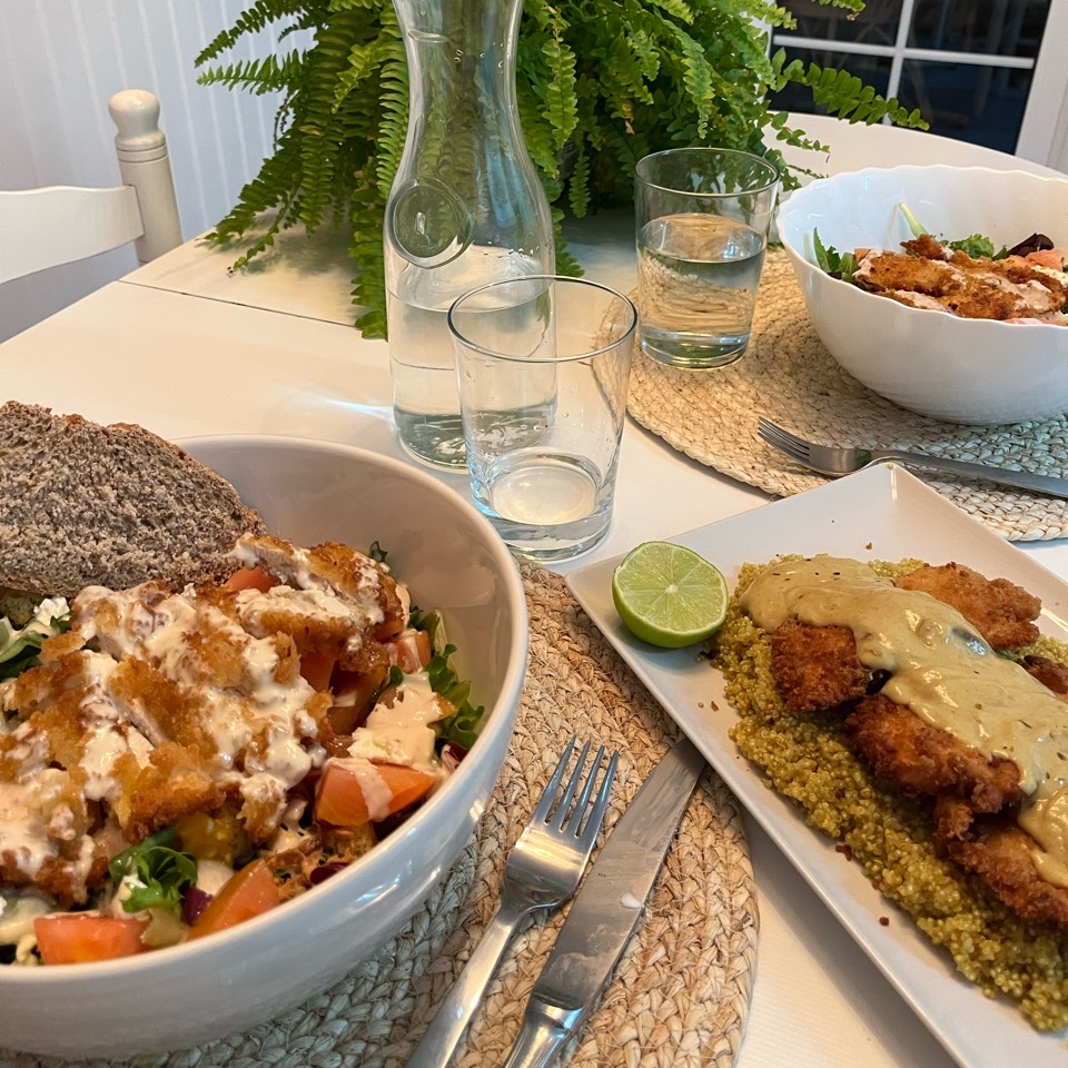 Pollo con tempura, quinoa y salsa de mango. Pollo con tempura, quinoa y salsa de mango.