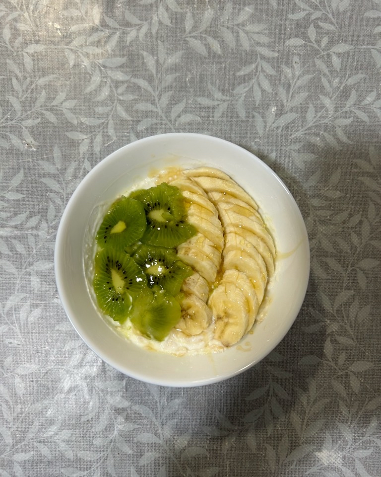 Yogur con avena, plátano y kiwi