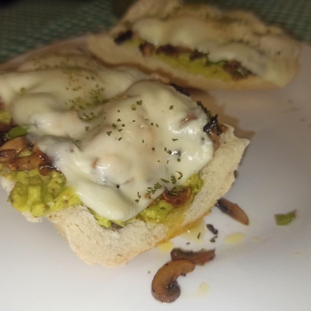 🥖 Tosta de atún con salteado de champiñones y aguacate 🧅🧄🐟🥑🧀 🥖 Tosta de atún con salteado de champiñones y aguacate 🧅🧄🐟🥑🧀