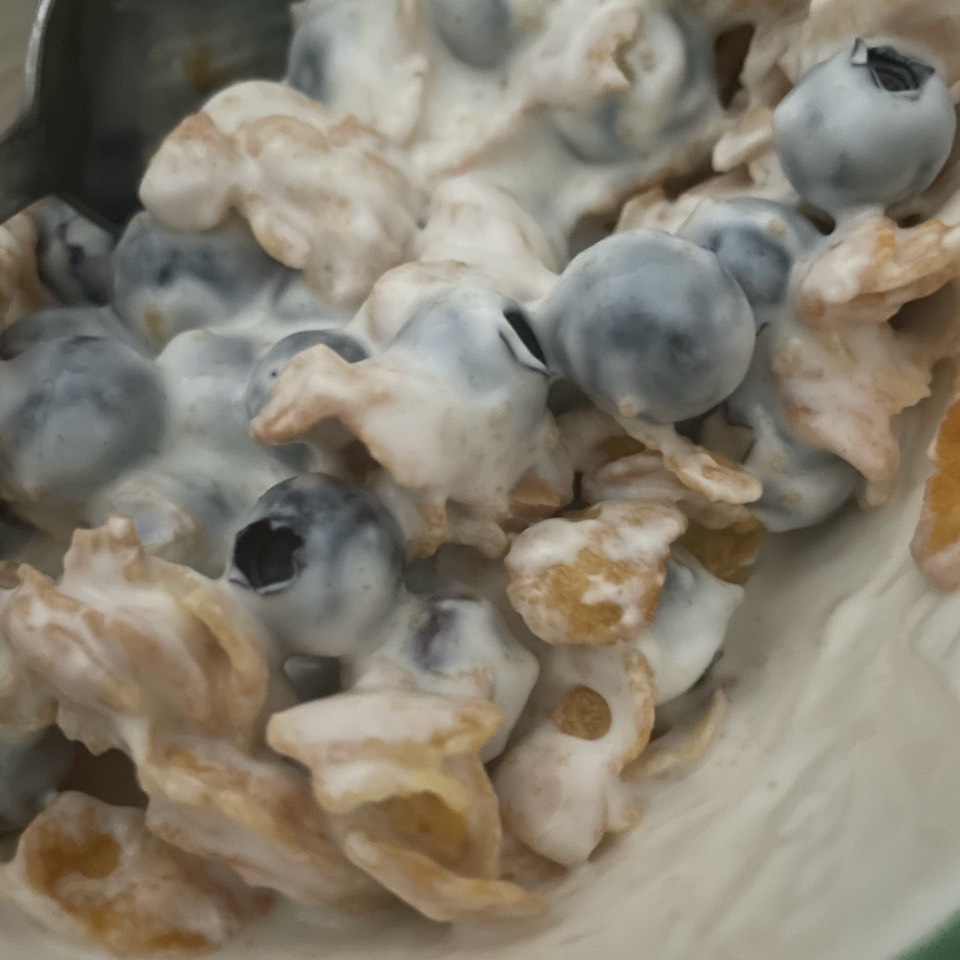 Kefir, arándanos, cereales y crema de cacahuete
