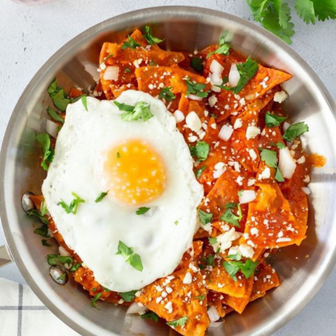 Chilaquiles con queso y crema Chilaquiles con queso y crema