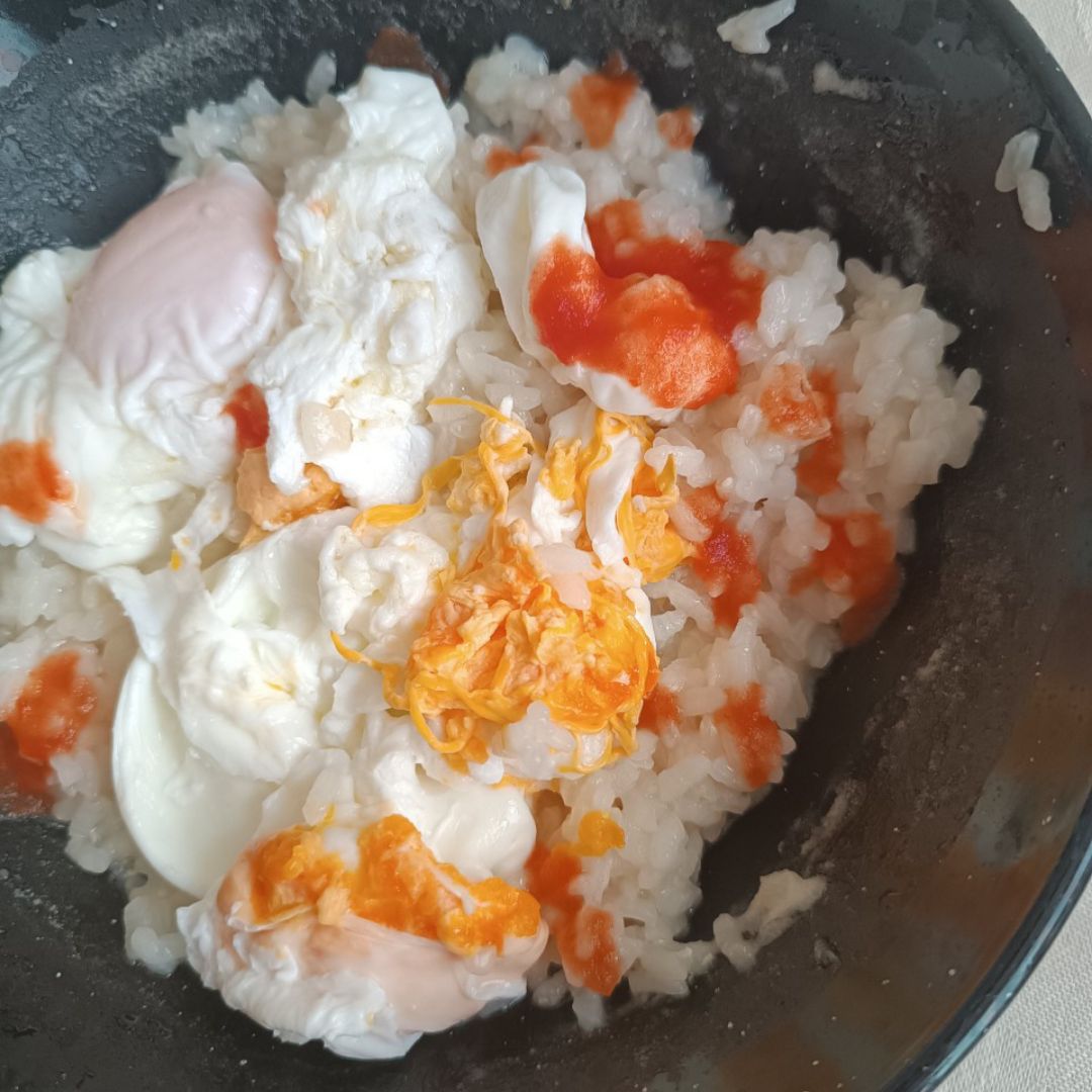 Arroz con tomate y huevos escalfados Arroz con tomate y huevos escalfados