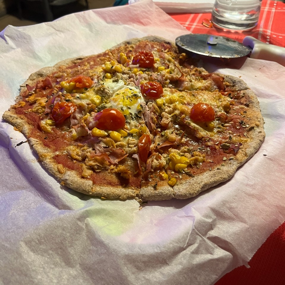 Pizza integral con huevo Pizza integral con huevo