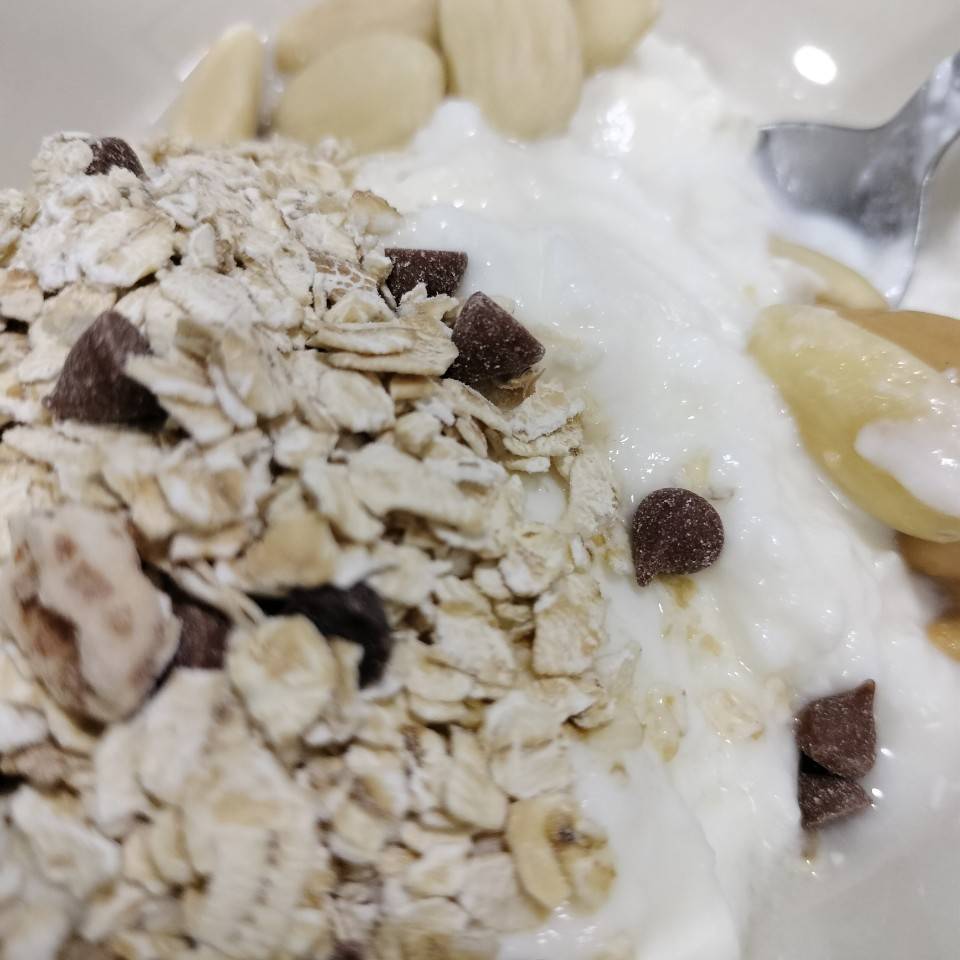 Bowl de yogur con almendras, avena y crema de cacahuete 