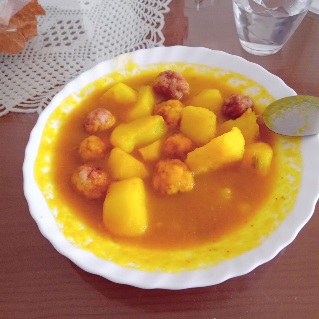 Papas guisa con albondigas Papas guisa con albondigas