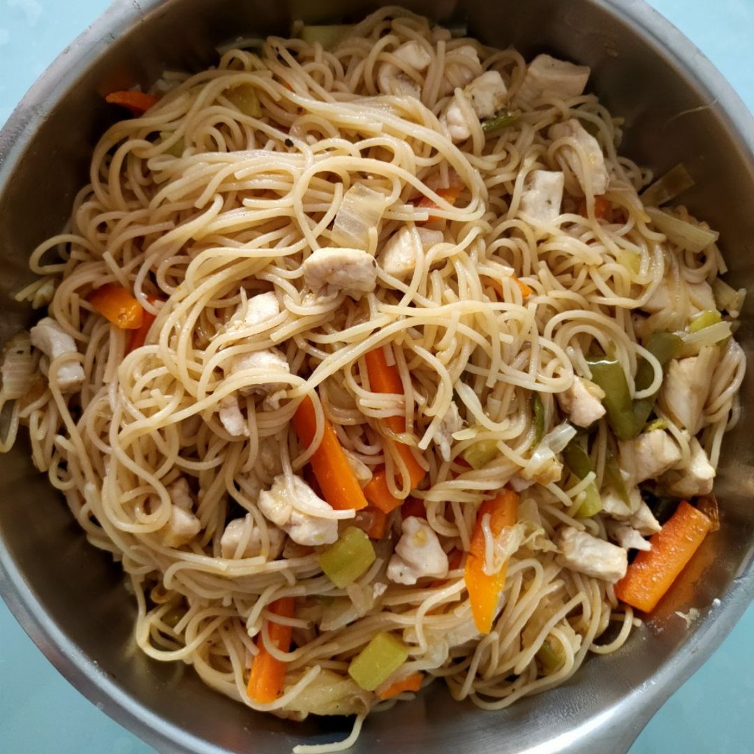 Fideos con verduras, pollo y salsa de soja