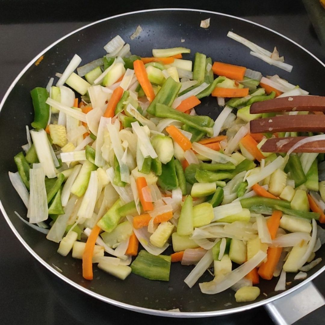 Fideos con verduras, pollo y salsa de soja Paso 1