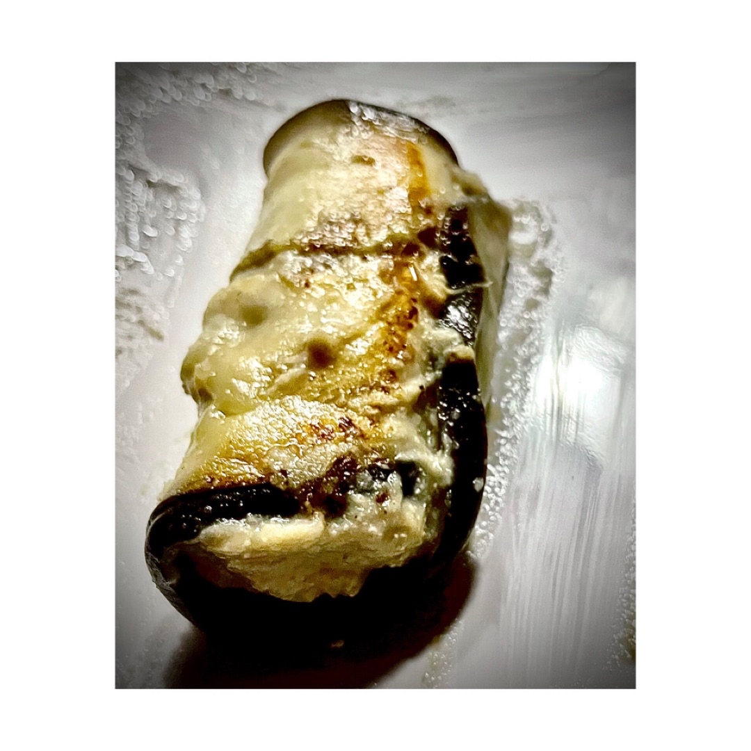 Canelón de berenjena relleno de crema de alcachofa