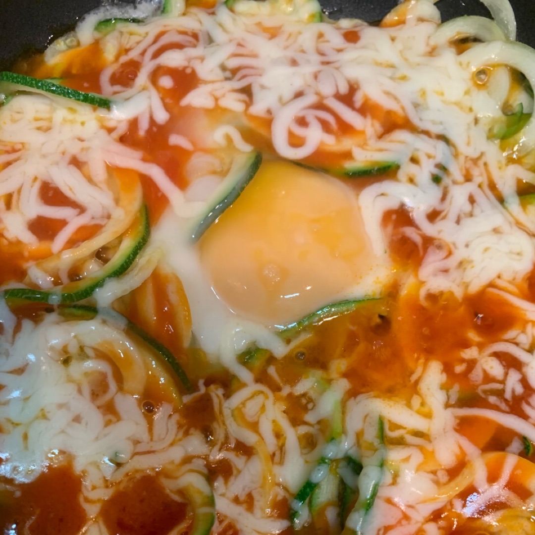 Espaguetis de calabacin con huevo y queso rallado Espaguetis de calabacin con huevo y queso rallado