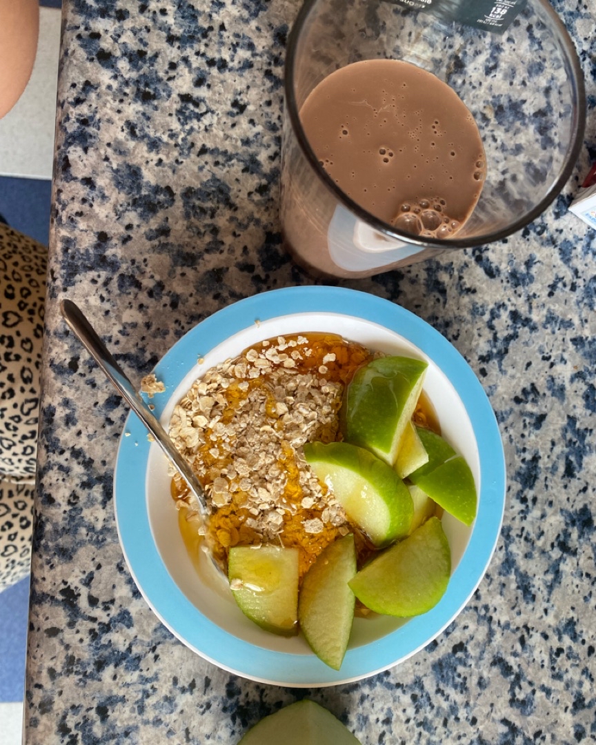 Yogur natural con avena y manzana Yogur natural con avena y manzana