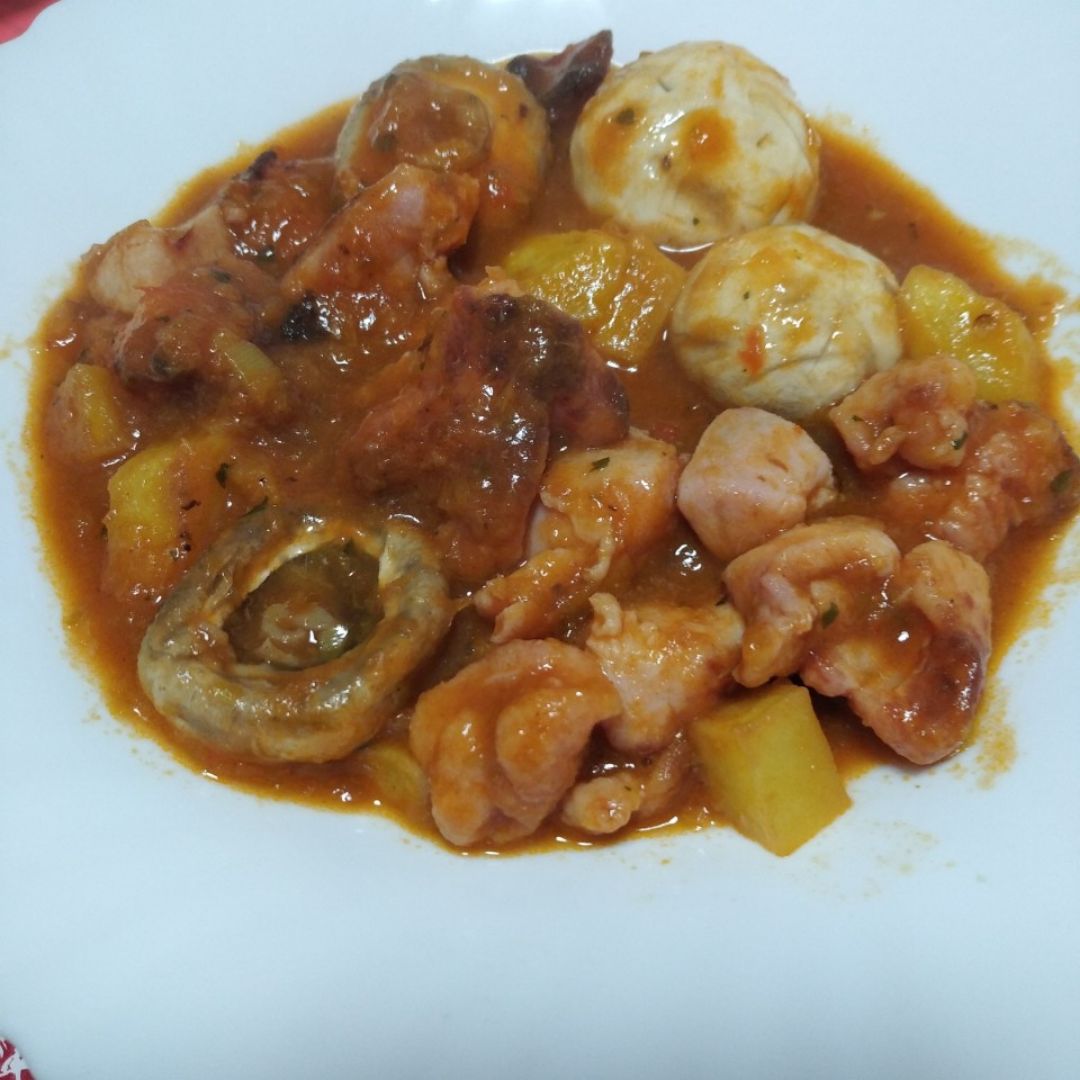 Pollo guisado con champiñones Pollo guisado con champiñones