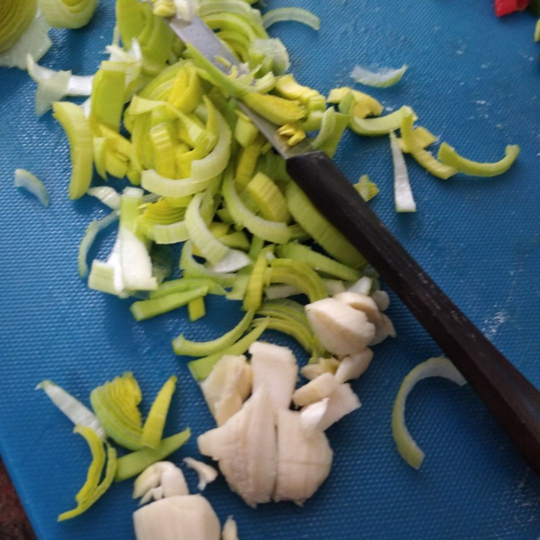 Pollo guisado con champiñones Paso 1 Pollo guisado con champiñones Paso 1