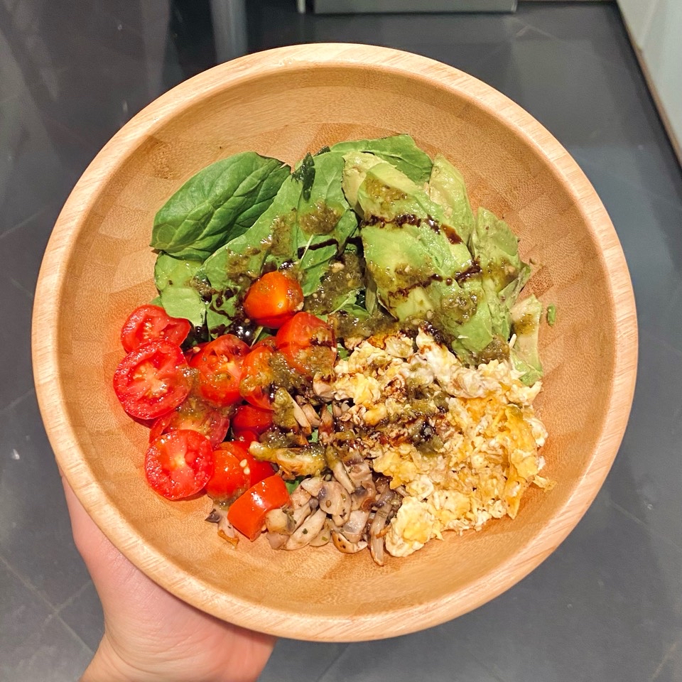 Ensalada ràpida veggie con salsa de miel y pesto🥗
