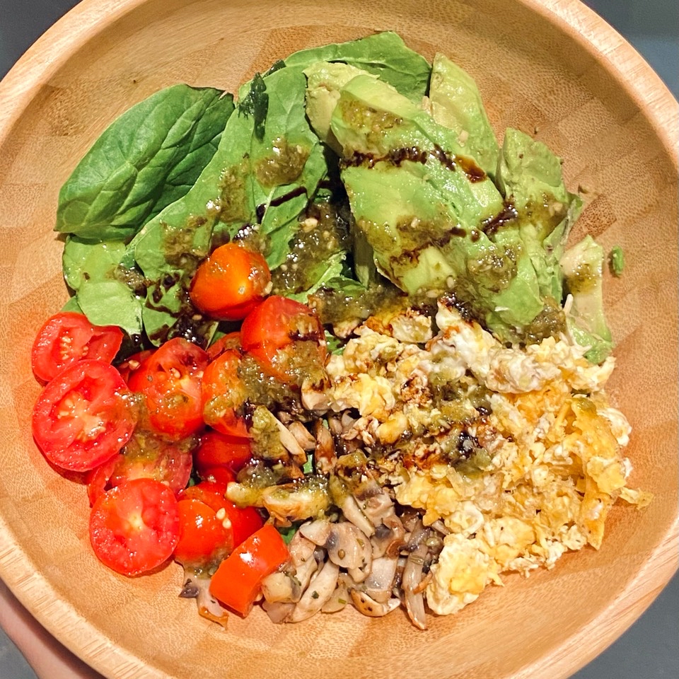 Ensalada ràpida veggie con salsa de miel y pesto🥗