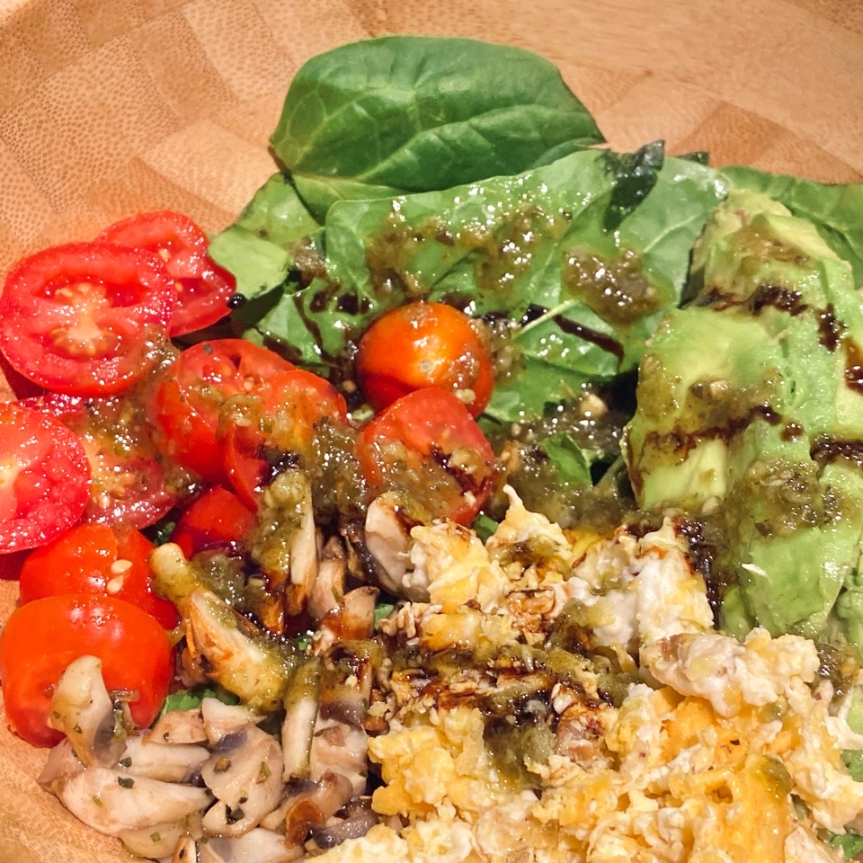 Ensalada ràpida veggie con salsa de miel y pesto🥗