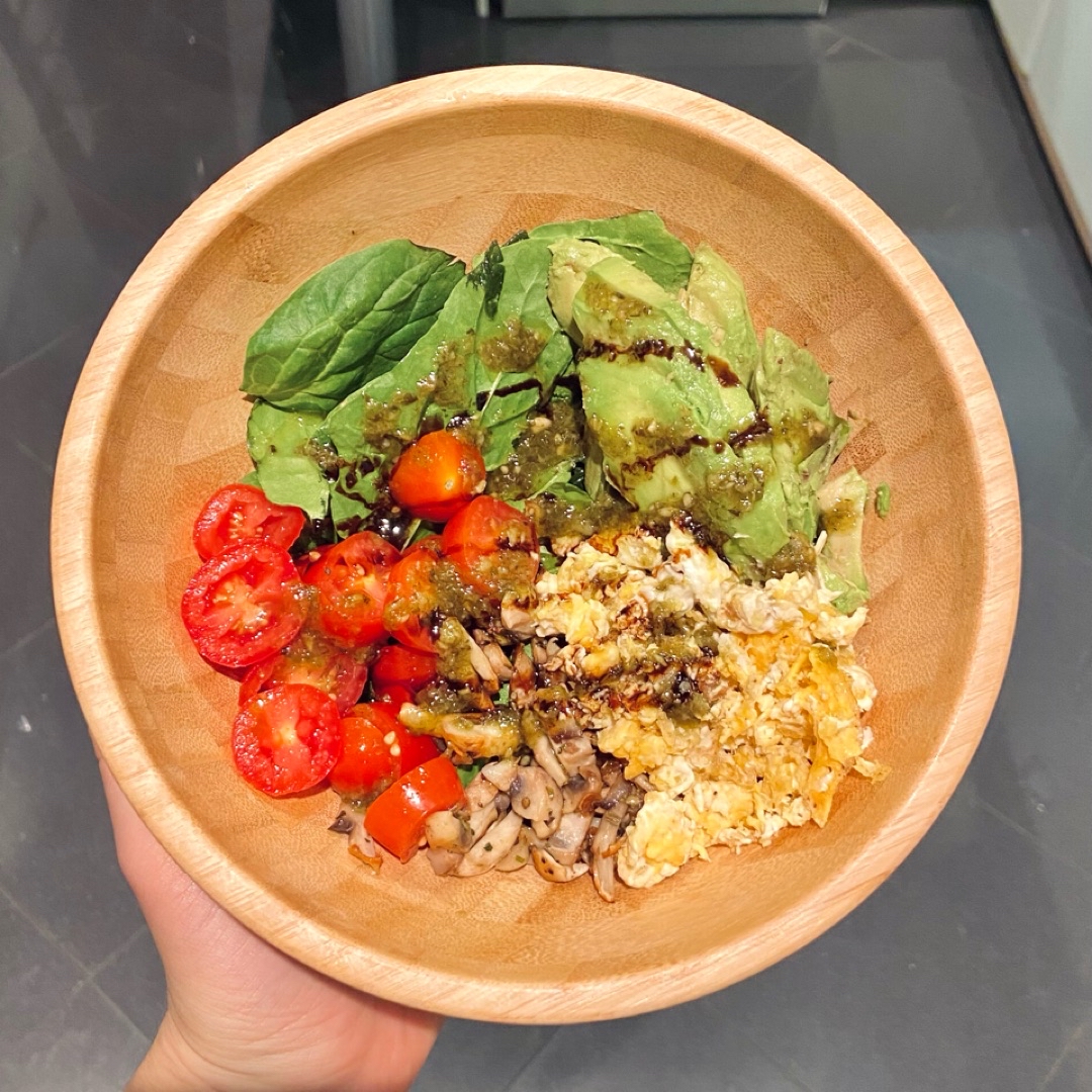 Ensalada ràpida veggie con salsa de miel y pesto🥗 Paso 3 Ensalada ràpida veggie con salsa de miel y pesto🥗 Paso 3