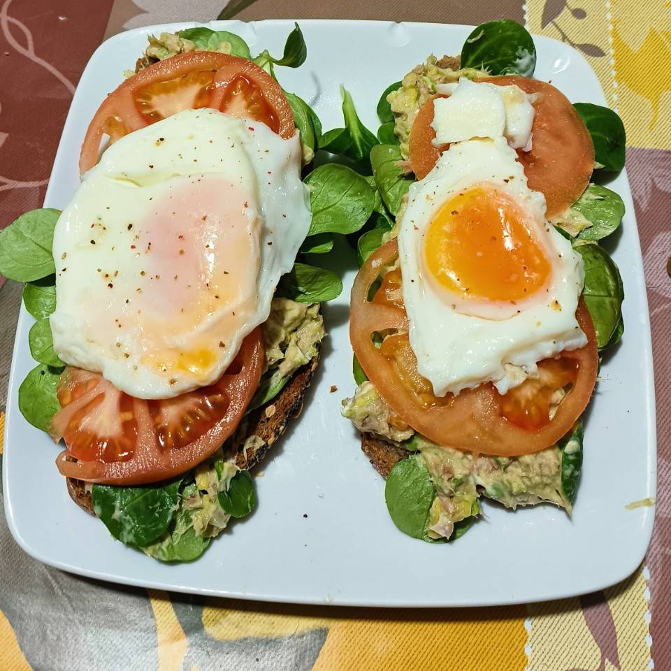 Tostada con huevo y atún 
