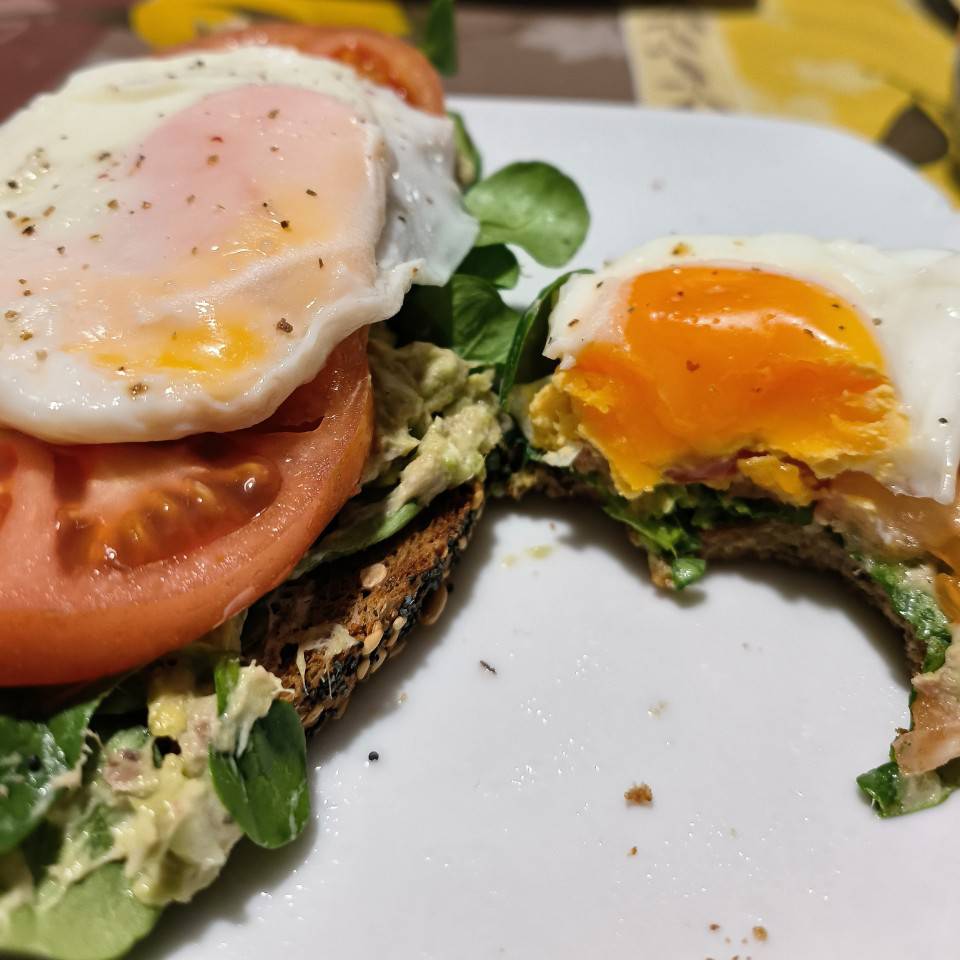 Tostada con huevo y atún 