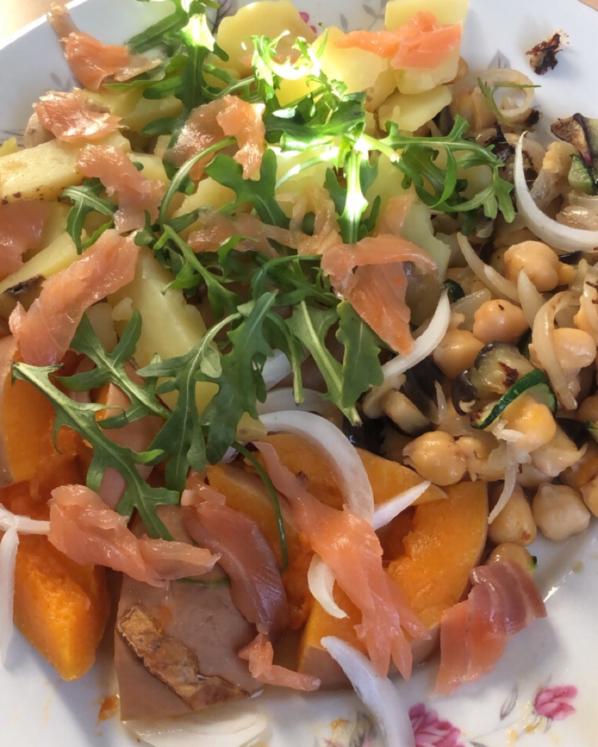 Garbanzos con verduras y salmón