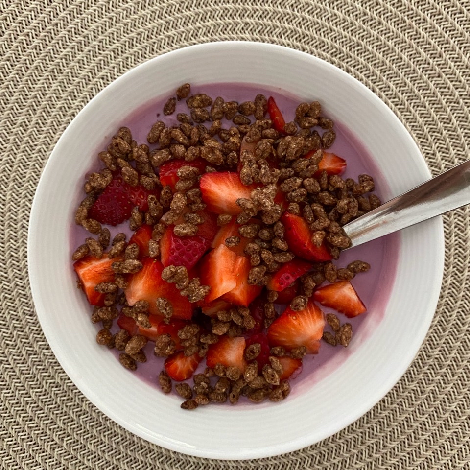 Yogur de arándanos con fresas y cereales Yogur de arándanos con fresas y cereales