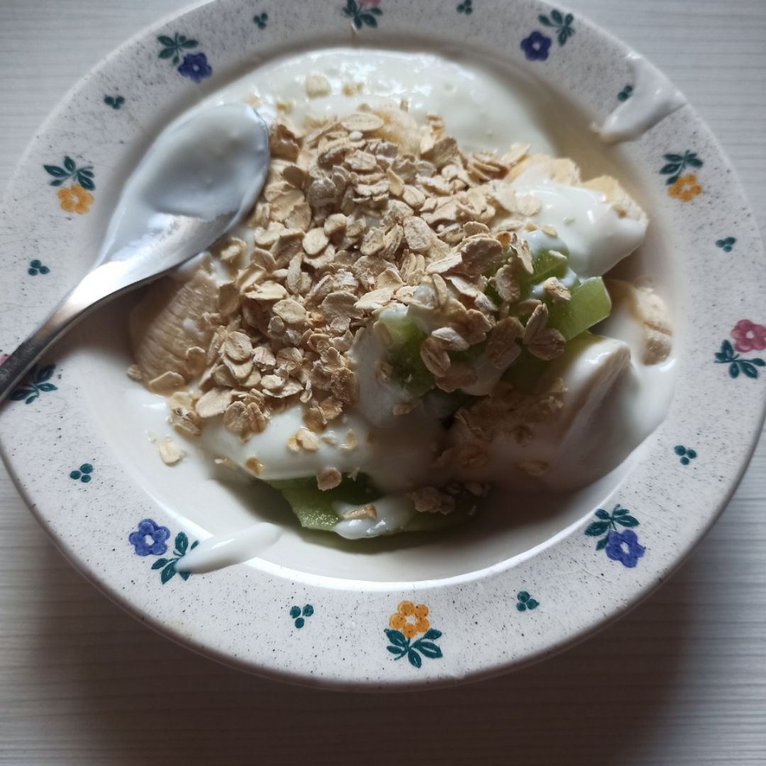 Kiwi, plátano, avena y yogur natural 