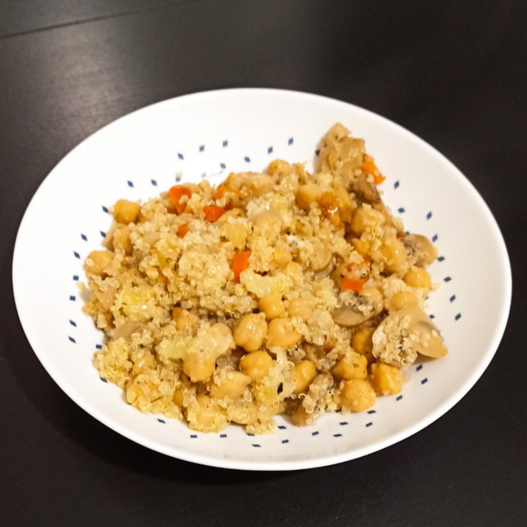 Garbanzos con quinoa, champiñones y zanahoria