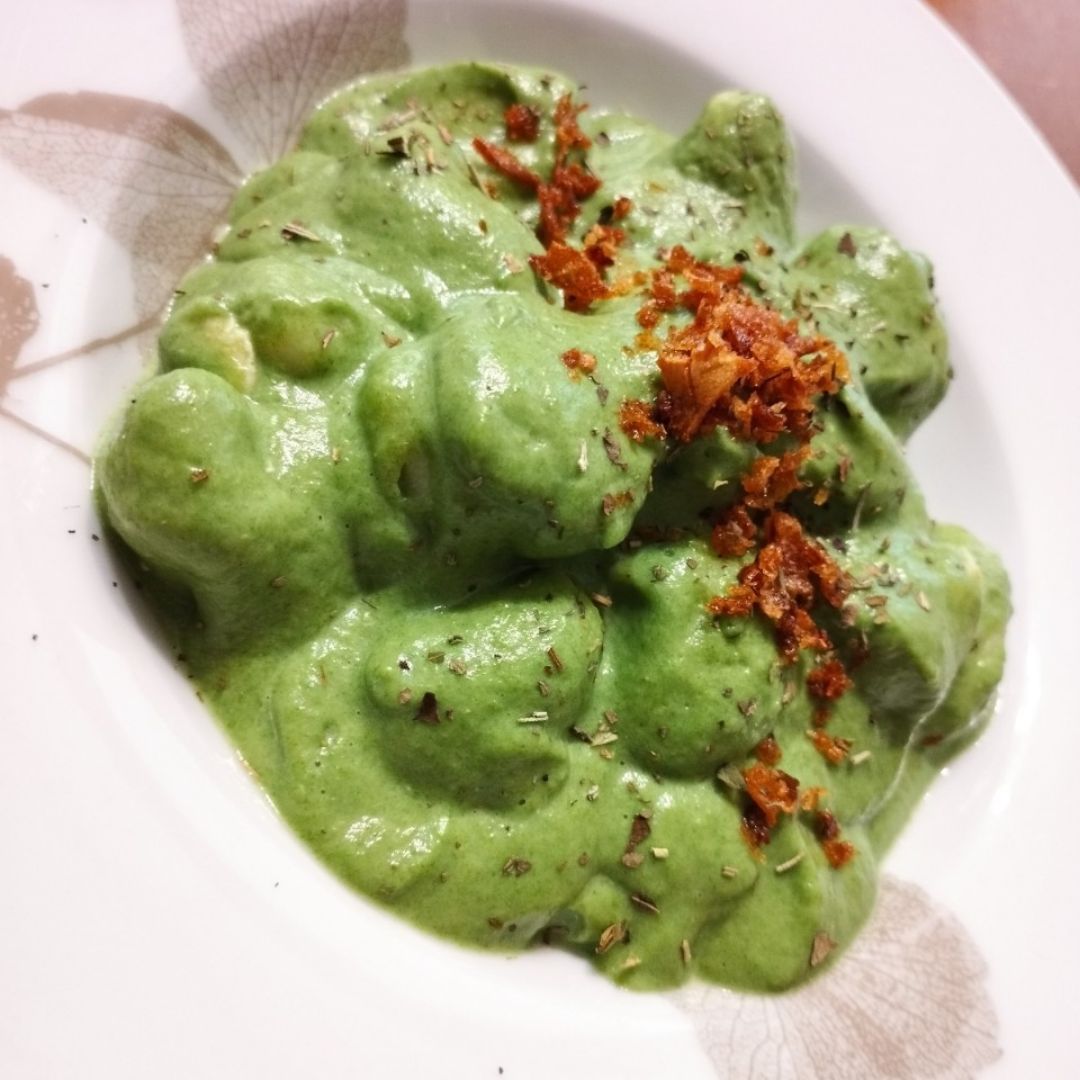 🍽️ Ñoquis con pechuga en salsa de espinacas y aguacates🥑