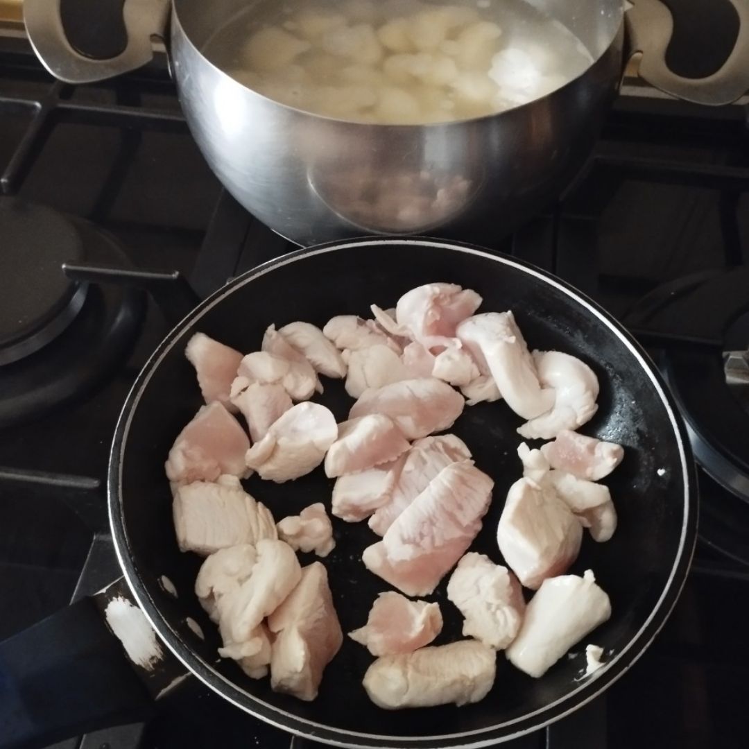 🍽️ Ñoquis con pechuga en salsa de espinacas y aguacates🥑 Paso 2