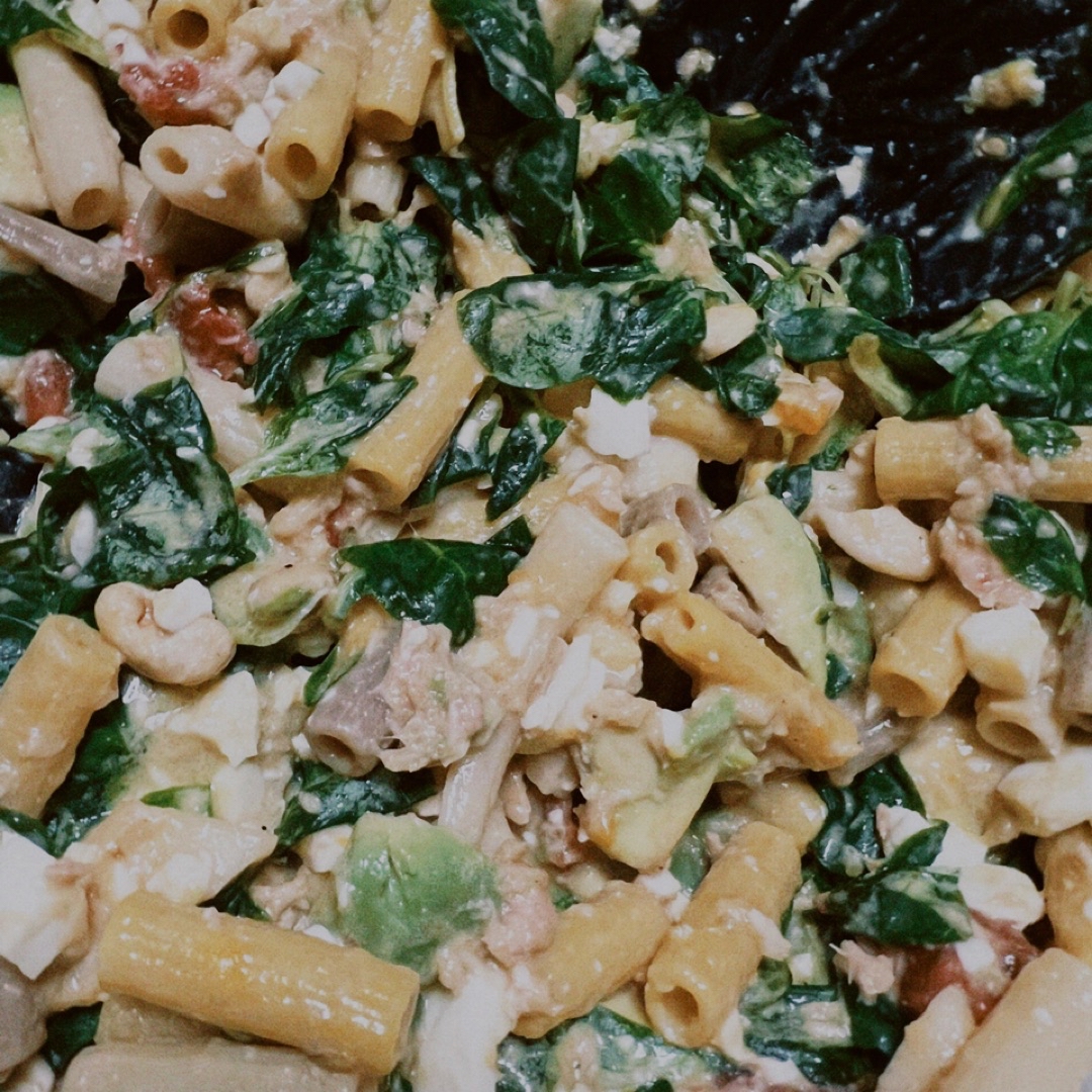 Ensalada de canónigos, pasta y de todo un poco Ensalada de canónigos, pasta y de todo un poco
