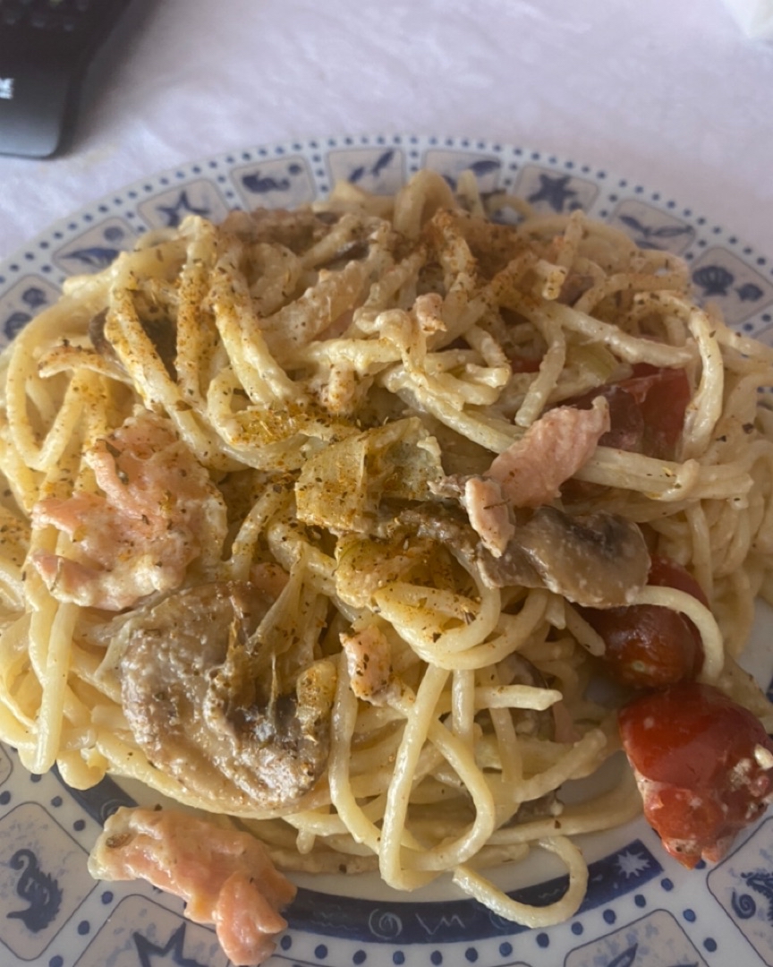 Espaguetis con salmon y champiñones Espaguetis con salmon y champiñones