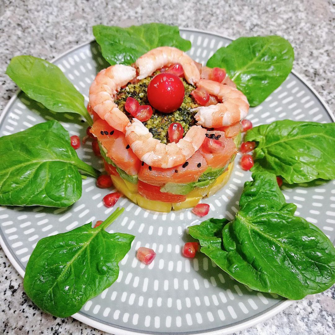 Tartar de salmón con langostinos 🦐 y pesto de pistachos 💚 Tartar de salmón con langostinos 🦐 y pesto de pistachos 💚