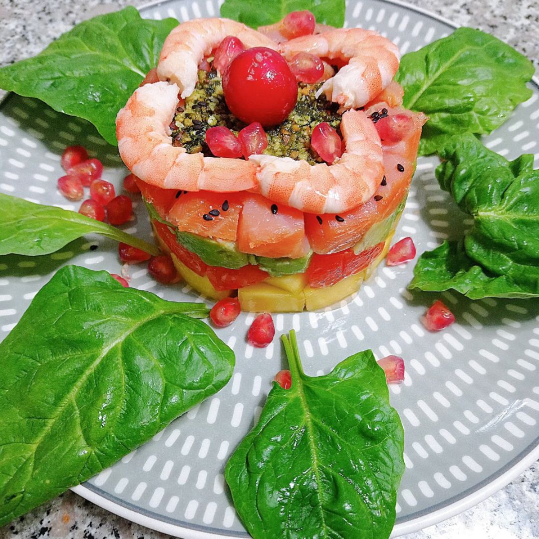 Tartar de salmón con langostinos 🦐 y pesto de pistachos 💚 Paso 5 Tartar de salmón con langostinos 🦐 y pesto de pistachos 💚 Paso 5