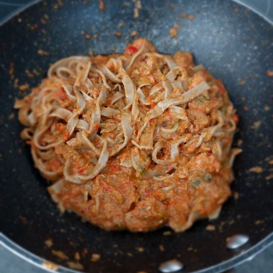 Pasta de centeno fresca con salsa de verduras y atún Pasta de centeno fresca con salsa de verduras y atún