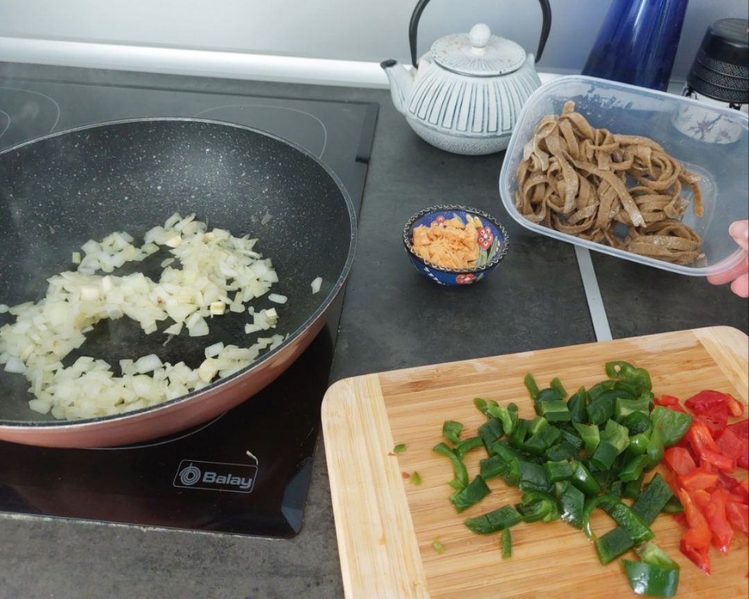 Pasta de centeno fresca con salsa de verduras y atún Paso 0 Pasta de centeno fresca con salsa de verduras y atún Paso 0