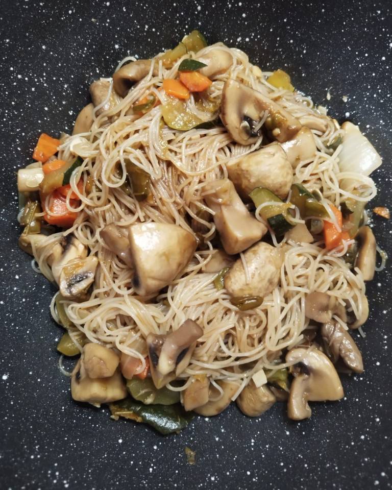 Wok de verduras con fideos de arroz Wok de verduras con fideos de arroz