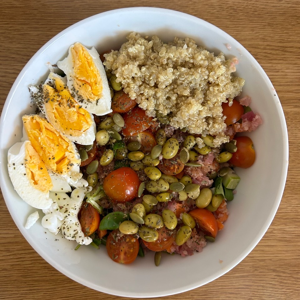 Ensalada con quinoa y huevo Ensalada con quinoa y huevo