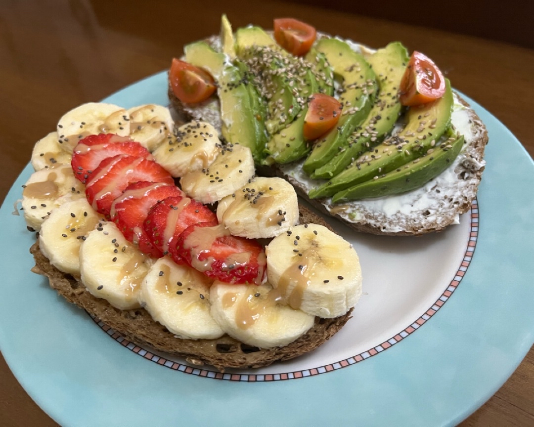 Tostadas de aguacate y fruta