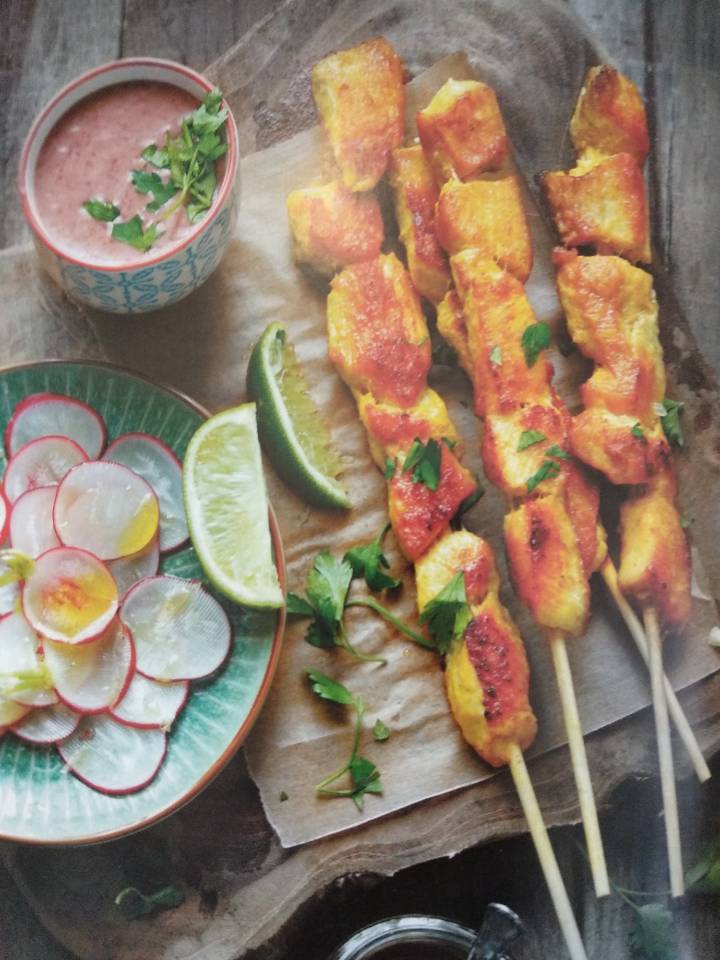 Pollo satay con ensalada de rábanos 