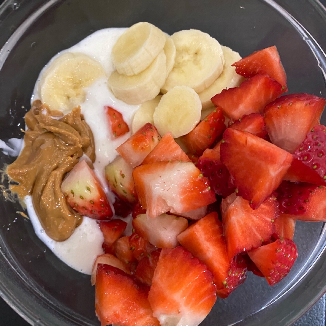 Queso batido con fresas, plátano y crema de cacahuete Queso batido con fresas, plátano y crema de cacahuete