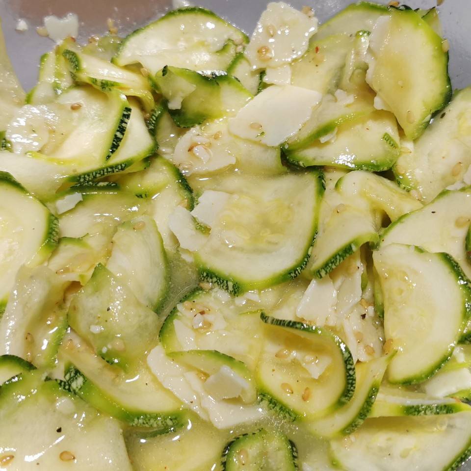 Carpaccio de calabacín y parmesano Carpaccio de calabacín y parmesano