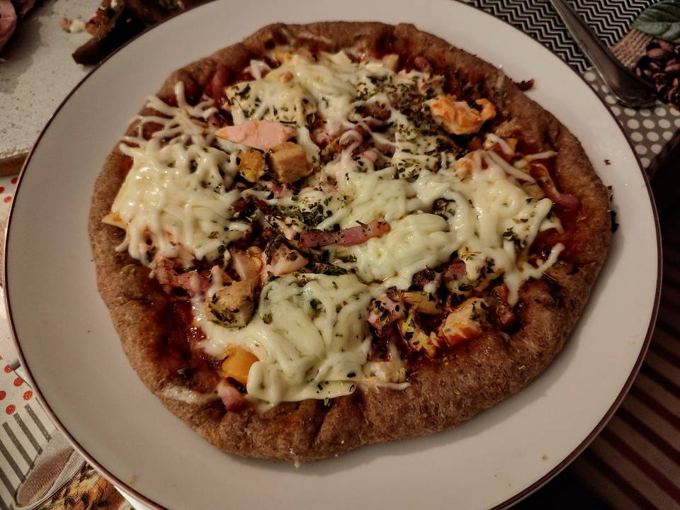 Pizza integral de espelta con pollo, bacon, huevo cocido y mozarella.