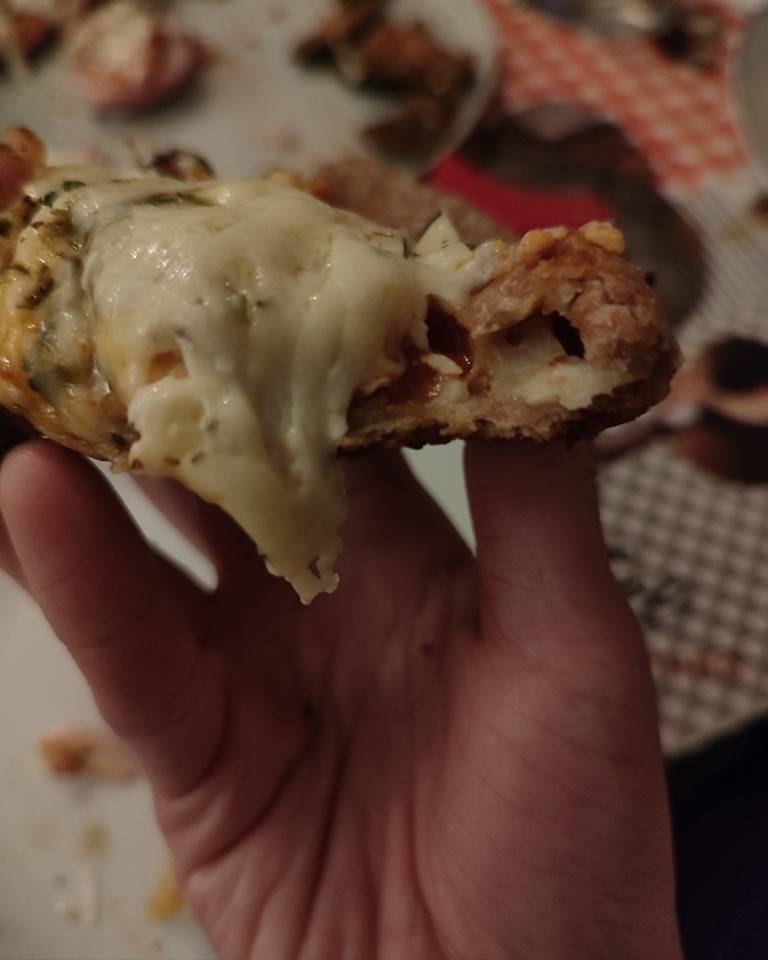Pizza integral de espelta con pollo, bacon, huevo cocido y mozarella.