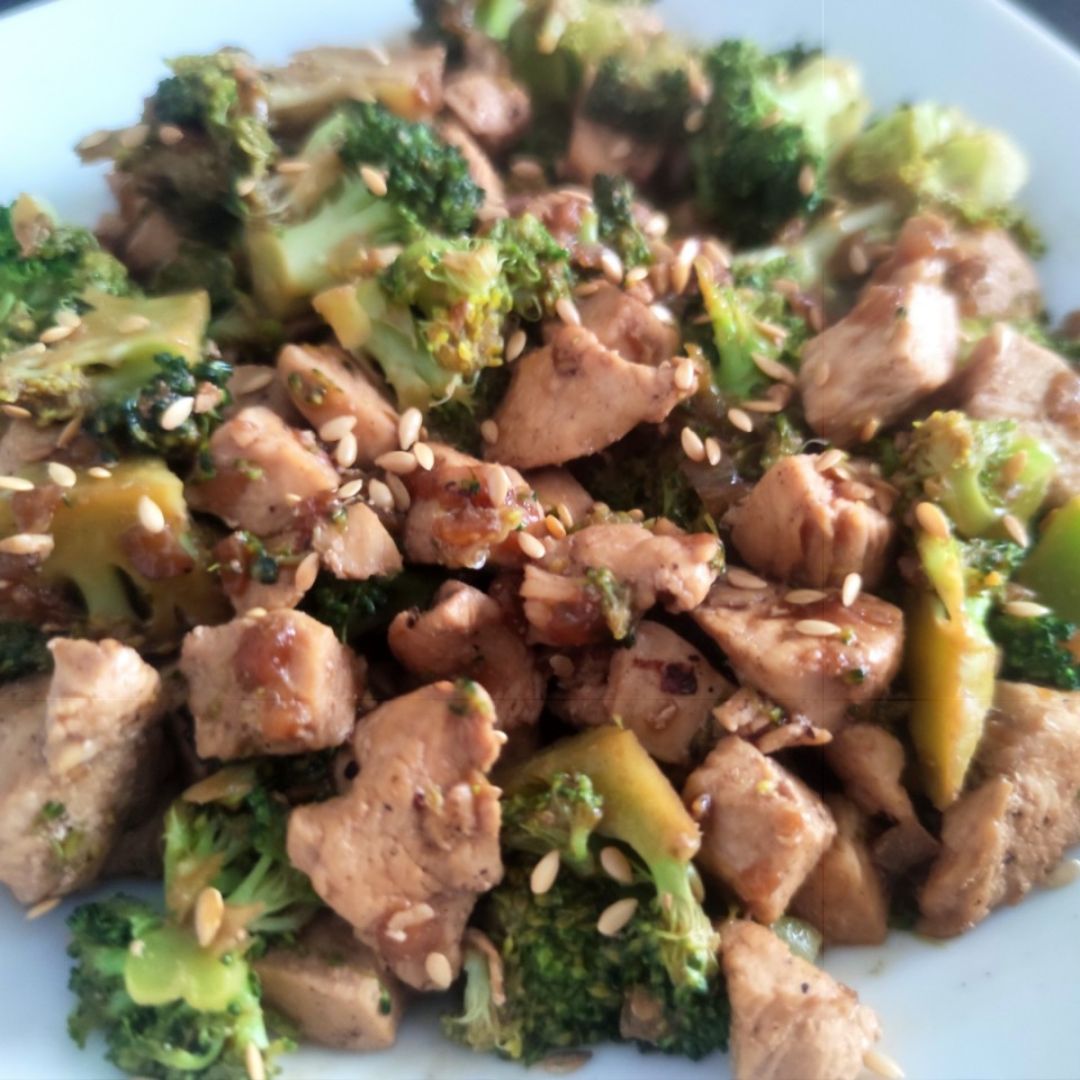 Pollo con brócoli en salsa teriyaki Pollo con brócoli en salsa teriyaki