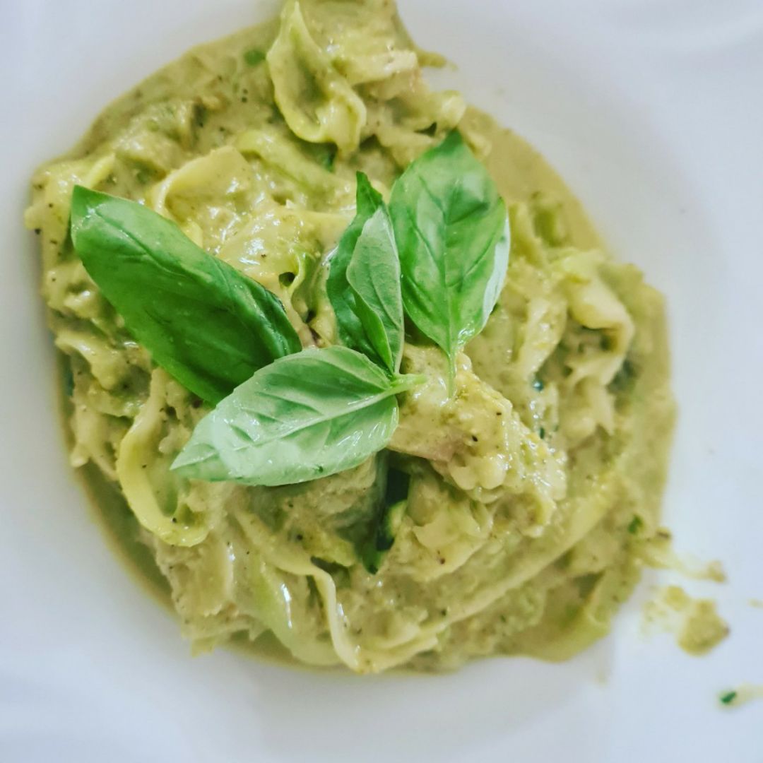 Tallarines de calabacín con pesto de pistacho.
